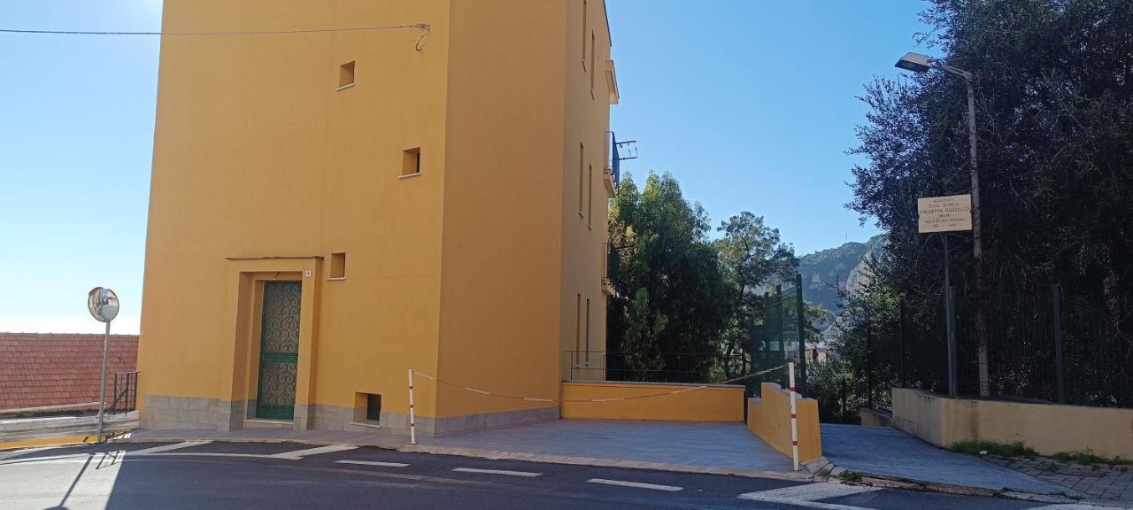 Casa Di Claude Con Posto Auto Apartment Finale Ligure Exterior photo