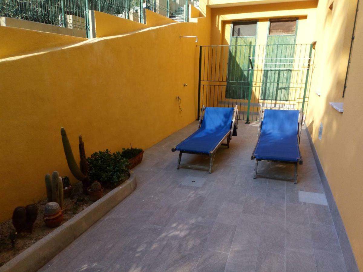 Casa Di Claude Con Posto Auto Apartment Finale Ligure Exterior photo